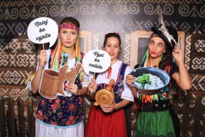 Fotokútik na prenájom Žilina, fotostena Drevenica Čičmany - fotobox.
