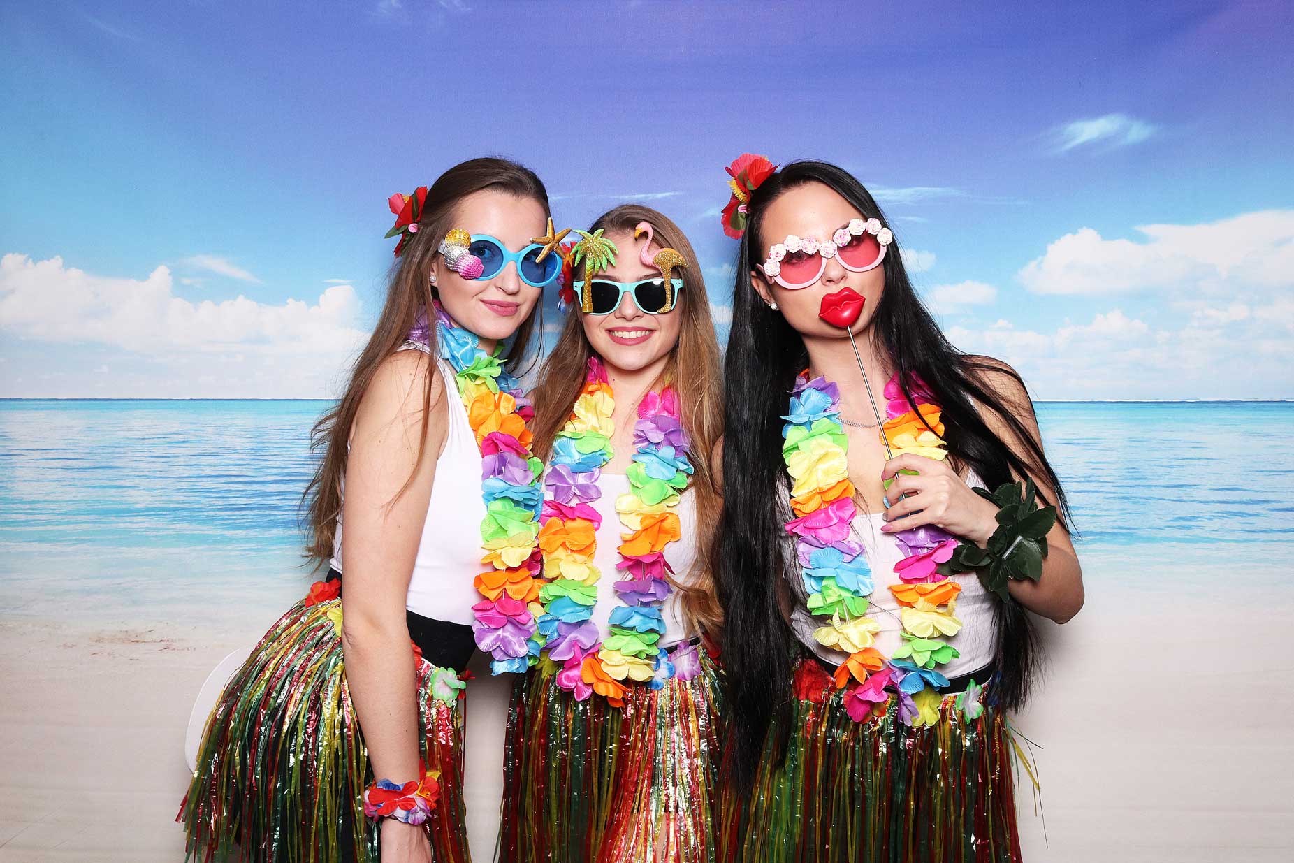 Fotokútik Beach party - tropický večierok - fotobox prenájom fotostena.