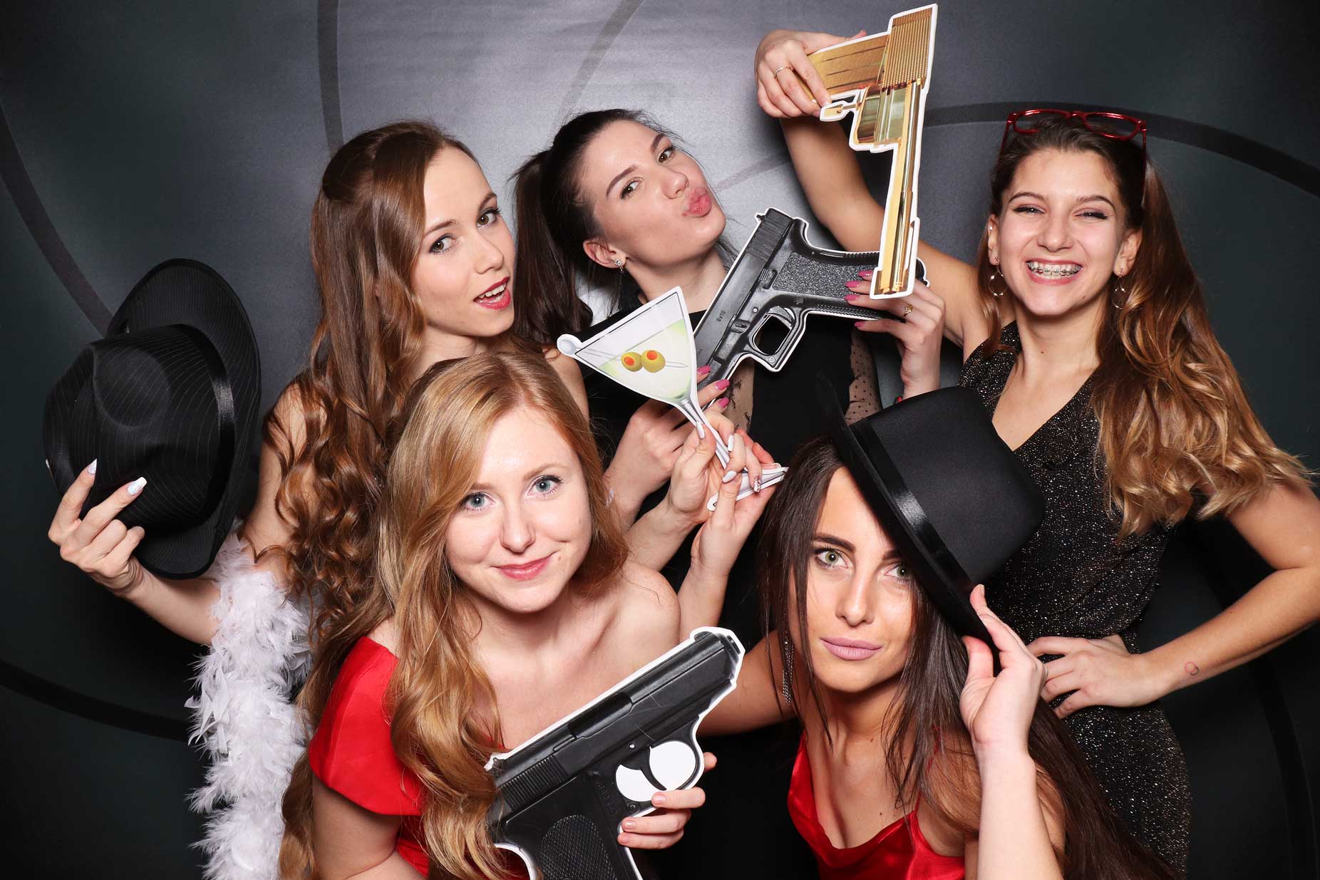 Fotokútik James Bond party - fotobox rekvizity Bratislava.