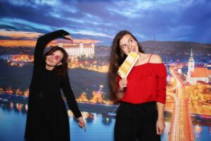 Fotopozadie Bratislava - fotobox na event - fotokútik firemný večierok.