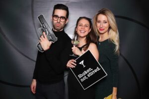 James Bond firemný večierok - rekvizity, fotokútik.