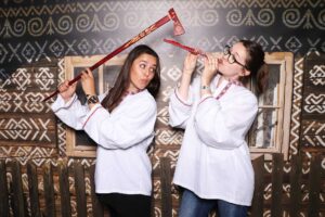Ľudové košele - rekvizity - píšťaľky, fotokútik fotobox na event.