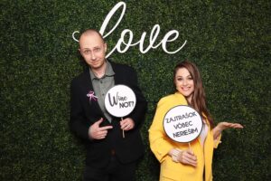 Fotokútik krušpánová fotostena - pozadie Love - svadba event.