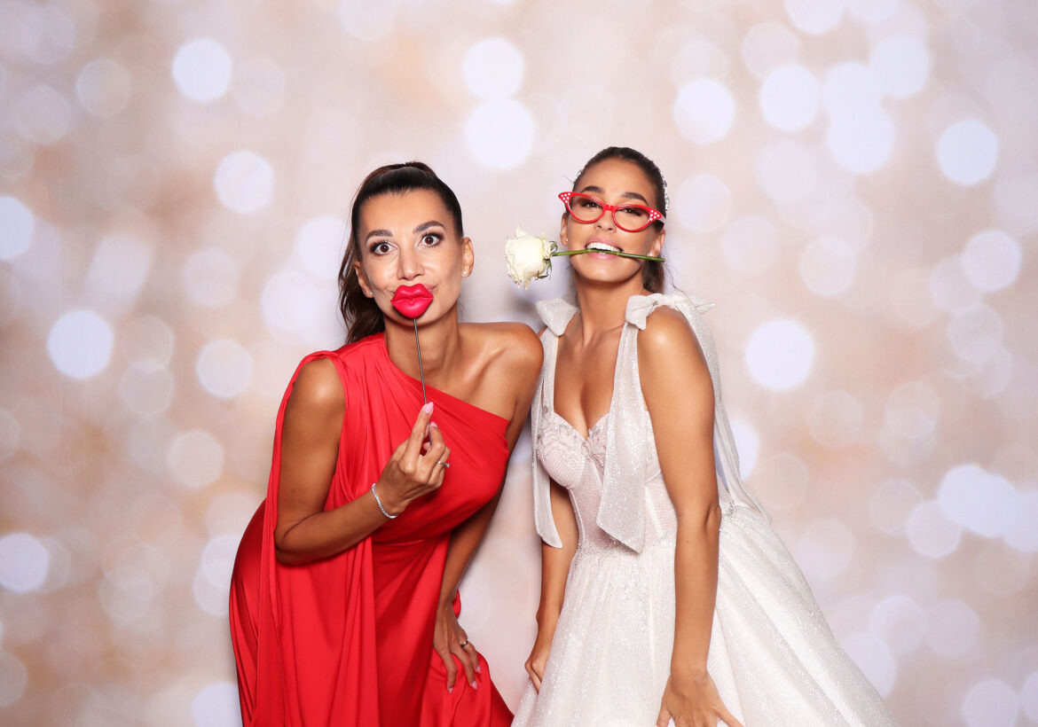 Svadba fotokútik Bratislava - fotostena golden bokeh.