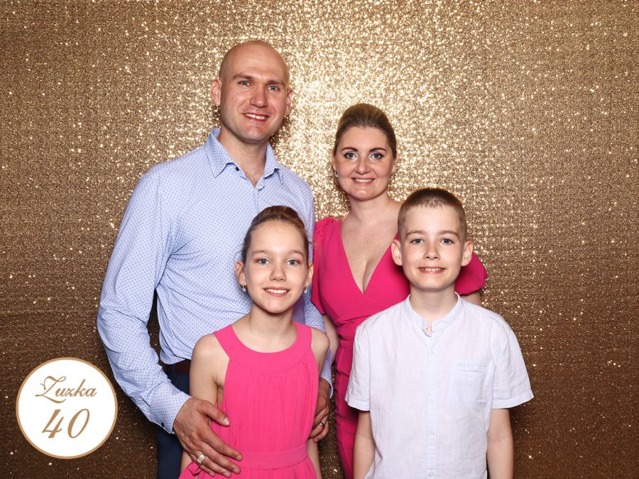 Narodeninová oslava Hotel Diana Stráža - zlatá fotostena - fotokutik sk